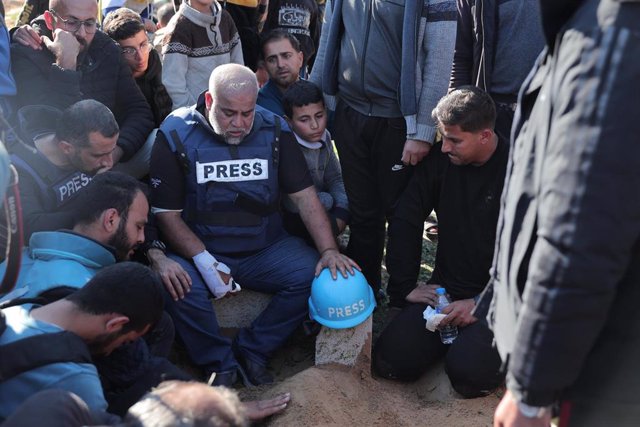 El periodista Wael al Dadú en la tumba de su hijo, el informador Hamza al Dadú, en la Franja de Gaza