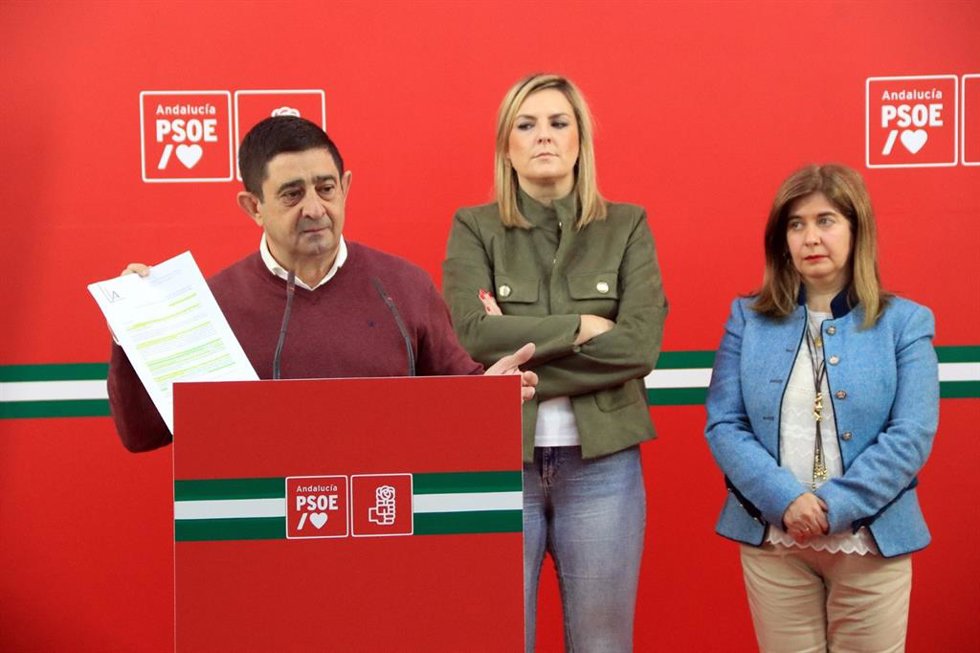 Francisco Reyes, en la rueda de prensa junto a Lola Marín y Antonia Olivares.