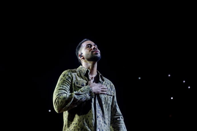 Archivo - El cantante Romeo Santos durante una actuación.