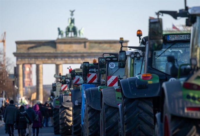 08 January 2024, Berlin: Tractors stand in front of the Brandenburg Gate. In response to the German government's austerity plans, the farmers' association has called for a week of action with rallies and rallies starting on January 8. It is to culminate