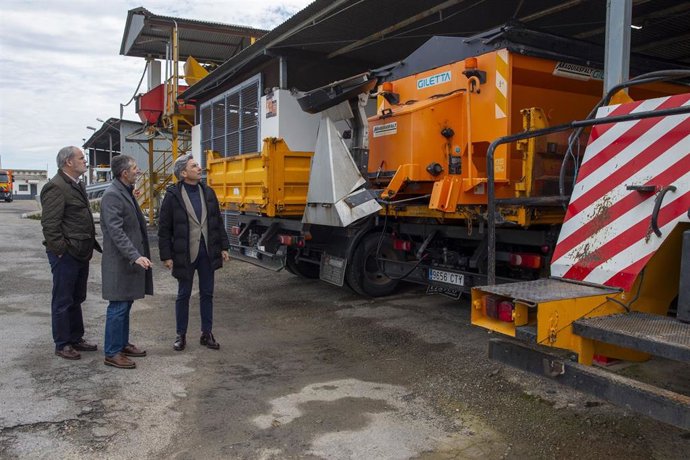 Lorite (dcha.) visita una de las bases que acogen vehículos especiales empleados por la Diputación en la 'Campaña de Viabilidad Invernal'.