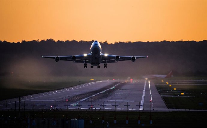 Archivo - 18 September 2019, Stuttgart: The flying observatory "SOFIA" (Stratospheric Observatory for Infrared Astronomy), a Boeing 747SP of NASA, takes off in the last light of day from Stuttgart Airport for a research flight over Europe. The aircraft 