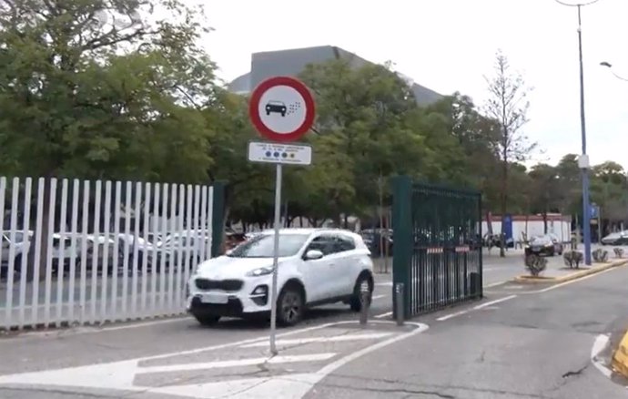 Señales instaladas por el Ayuntamiento de Sevilla que indican en la Cartuja la Zona de Bajas Emisiones.