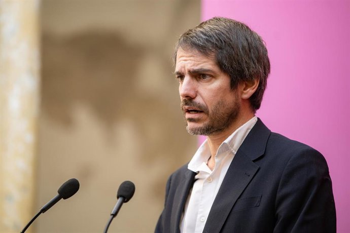 El ministro de Cultura, Ernest Urtasun, ofrece una rueda de prensa, en la sede de Sumar, a 8 de enero de 2024, en Barcelona, Catalunya (España). Durante la rueda de prensa, Urtasun ha asegurado que su formación está estudiando denunciar a la Xunta de Ga