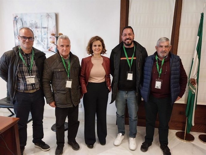 La portavoz adjunta de Por Andalucía, Esperanza Gómez, en su visita a Marinaleda (Sevilla), junto a su alcalde, Sergio Gómez, a su izquierda, y el presidente de la Cooperativa, Juan Antonio Prieto Pradas, a su derecha.