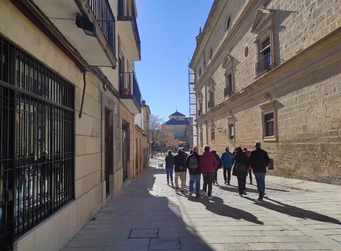 Archivo - Un grupo de turistas en Úbeda.