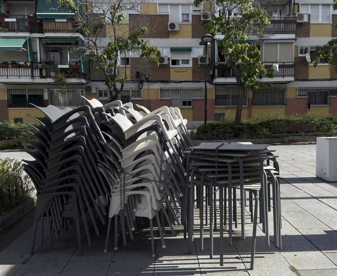 Archivo - Sillas y mesas apiladas en una terraza de Alcorcón / Madrid (España), a 6 de mayo de 2020.