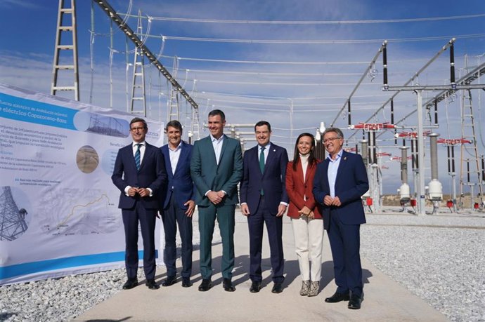 Archivo - El presidente del Gobierno, Pedro Sánchez, y el presidente de la Junta de Andalucía, Juanma Moreno, en la presentación del eje eléctrico Baza-Caparacena, en noviembre de 2022. 