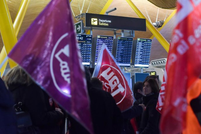 Manifestantes de UGT durante el último día de la huelga del servicio de handling de Iberia, en el aeropuerto Adolfo Suárez Madrid-Barajas, a 8 de enero de 2024