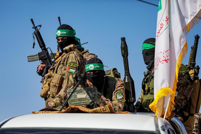 Archivo - July 19, 2023: Gaza, Palestine. 19 July  2023. Fighters from the Izz al-Din al-Qassam Brigades, the military wing of Hamas, take part in a military parade near the border with Israel in the central Gaza Strip, during a commemoration of the 201