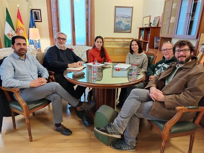 Representantes de la Mesa del Ferrocarril de Almería se reúnen con la delegada de la Junta, Aránzazu Martín, y la delegada de Fomento, María Dolores Martínez.