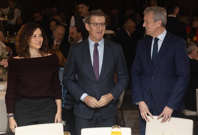 (I-D) La presidenta de la Comunidad de Madrid, Isabel Díaz Ayuso; el líder del PP, Alberto Núñez Feijóo y el candidato del PP a las elecciones gallegas, Alfonso Rueda, a su llegada a un Desayuno Informativo de Europa Press, en el Hotel Rosewood Villa Ma