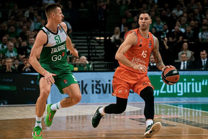 Archivo - Stefan Jovic, durante un partido con el Valencia Basket frente al Zalgiris Kaunas.