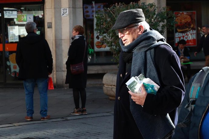 Varias personas abrigadas para combatir el frío en Sevilla.  
