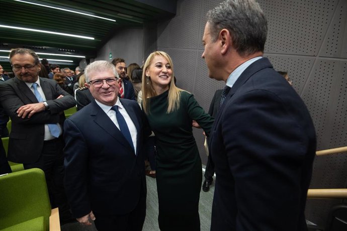 El portavoz del Gobierno autonómico, Marcos Ortuño, saluda a la la nueva delegada del Gobierno en la Región de Murcia, Mariola Guevara, y al secretario general del PSRM-PSOE, José Vélez