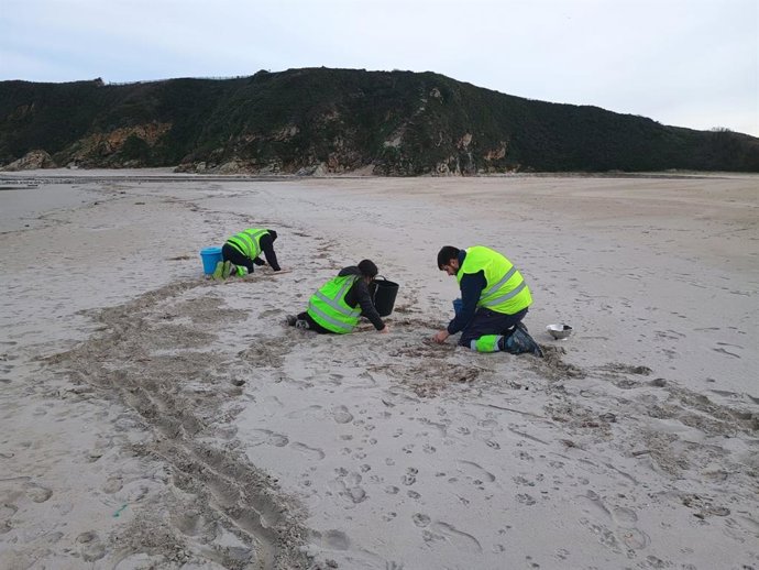 Imágenes de la visita que el director general de Custodia del Territorio e Interior, David Villar, ha hecho hoy a la playa de Peñarronda acompañado por los alcaldes de Castropol, Tapia de Casariego y Vegadeo.