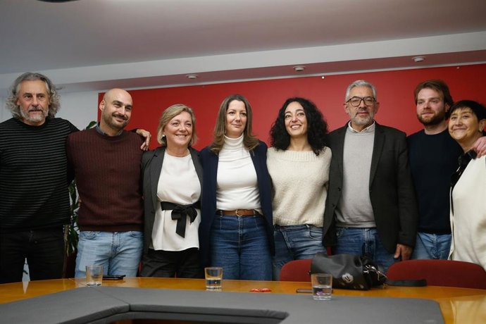La alcaldesa de Lugo, Lara Méndez (4i), ha anunciado este lunes que renuncia a la Alcaldía de la ciudad para concurrir en las listas del PSdeG a las elecciones autonómicas del próximo 18 de febrero. 