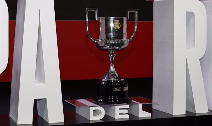 Archivo - Imagen del trofeo de la Copa del Rey