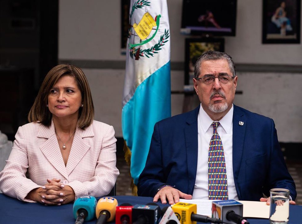 Archivo - El presidente electo de Guatemala, Bernardo Arévalo, y su 'número dos', la vicepresidenta electa Karin Herrera