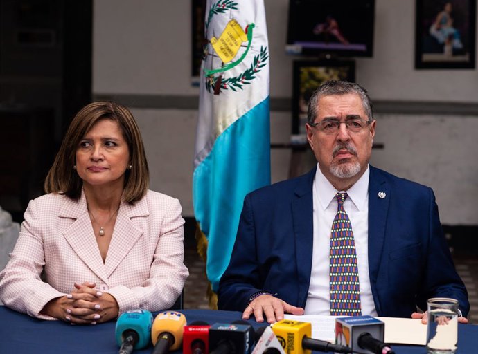 Archivo - 18 October 2023, Guatemala, Guatemala City: Elected president Bernardo Arevalo (R) referred to the resolution of the Constitutional Court that orders the release of the protesters who demand the resignation of Attorney General Consuelo Porras 