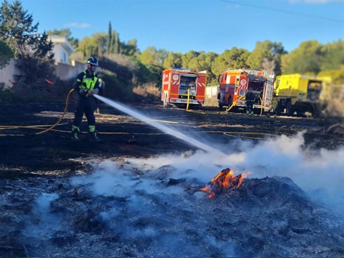 Un bombero participa en las tareas de extinción de un incendio en Es Canar.