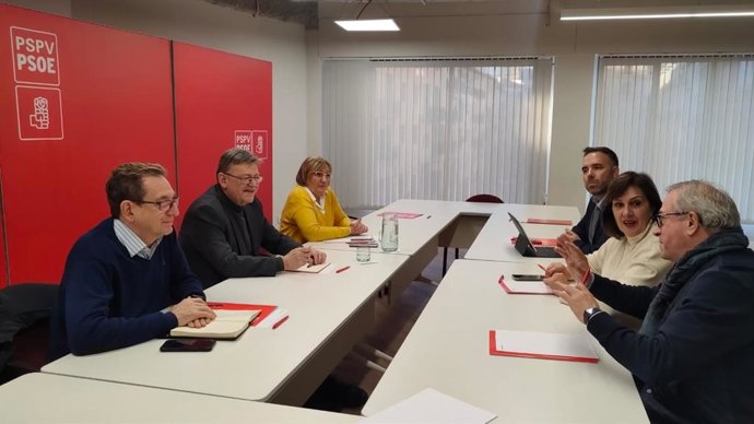 El secretario general del PSPV, Ximo Puig, en la reunión con expertos en salud para abordar la campaña de vacunación de la COVID y la gripe.