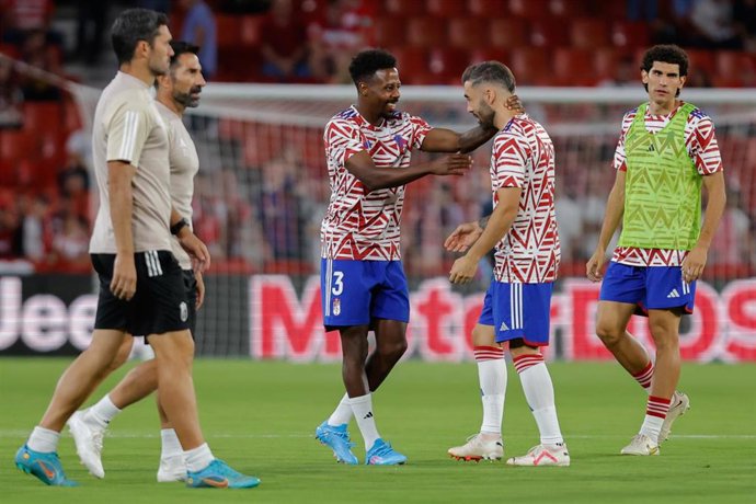 Archivo - Wilson Manafa y Alberto Perea con el Granada