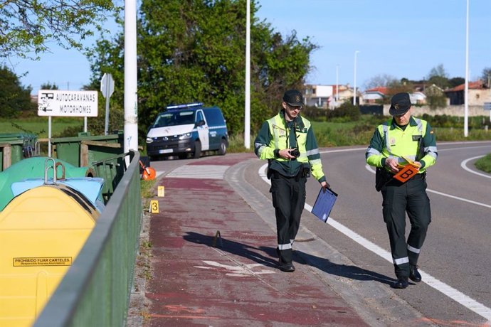 Archivo - Efectivos de la Guardia Civil inspeccionan el lugar del triple atropello mortal de Suesa (Ribamontán al Mar)