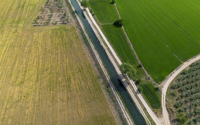 Imagen de archivo - Vista del Canal d'Urgell, a 28 de abril de 2023, en Anglesola, Lleida, Catalunya (España).