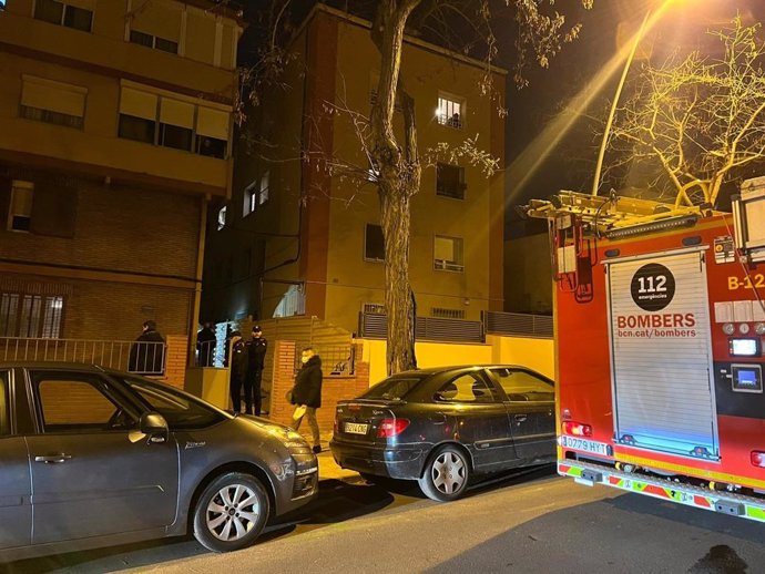 Els Mossos treballen amb els Bombers de Barcelona en aquest domicili per una "forta concentració de gas" en el qual han trobat el cos sense vida d'un pare i els seus dos fills