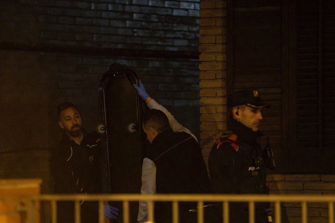 Los Mossos d'Esquadra retiran los cadáveres del padre y sus dos hijos que han encontrado en un domicilio del distrito de Horta-Guinardó de Barcelona
