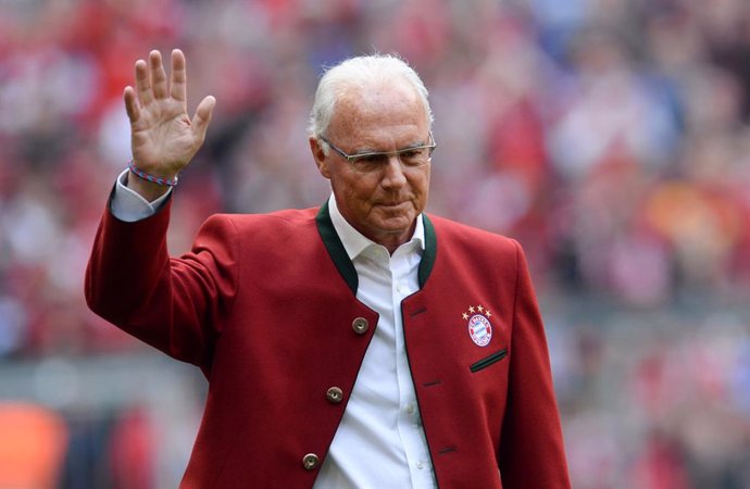 Archivo - FILED - 14 May 2016, Bavaria, Munich: Bayern Munich honorary President Franz Beckenbauer walks to the podium during the presentation of the champion teams ahead of the start of the German Bundesliga soccer match between Bayern Munich and Hanno