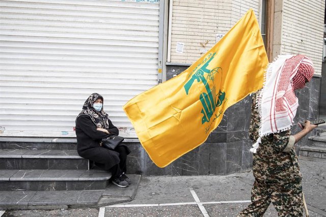 Archivo - Manifestante en Teherán a favor de Hezbolá