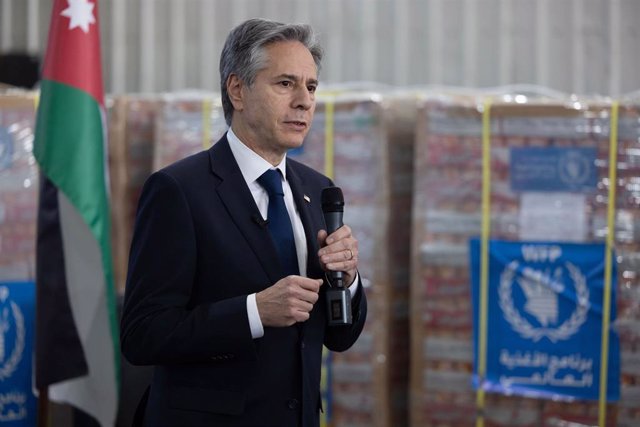 El secretario de Estado de Estados Unidos, Antony Blinken, en un almacén en Jordania del Programa Mundial de Alimentos para la Franja de Gaza