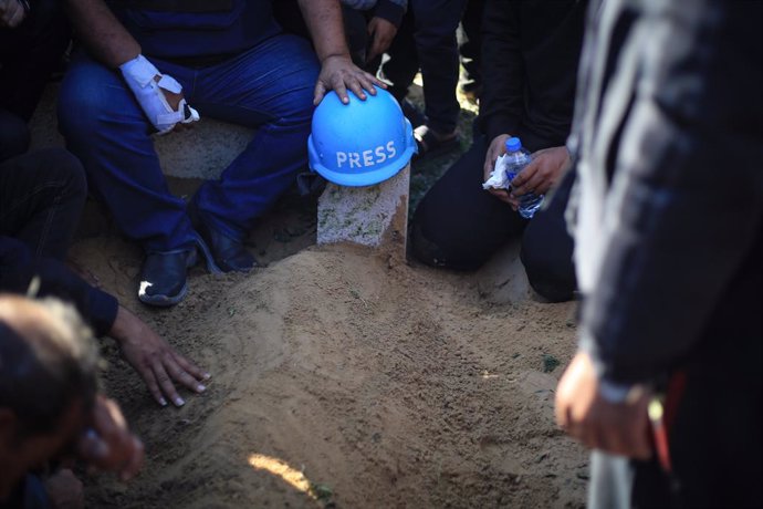 Casc de premsa sobre la tomba d'Hamza Al-Dadu, periodista palestí que va treballar para Al-Jazeera i va morir en un atac aeri israelià a Rafah