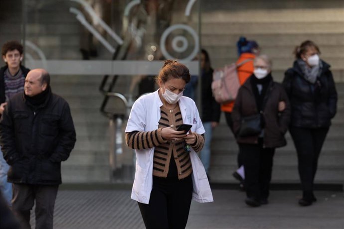 Varias personas con mascarillas, en el Hospital Clínic de Barcelona, a 8 de enero de 2024, en Barcelona, Catalunya (España)