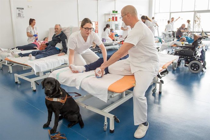 Archivo - Prácticas de fisioterapia en el Hospital Nacional de Parapléjicos.