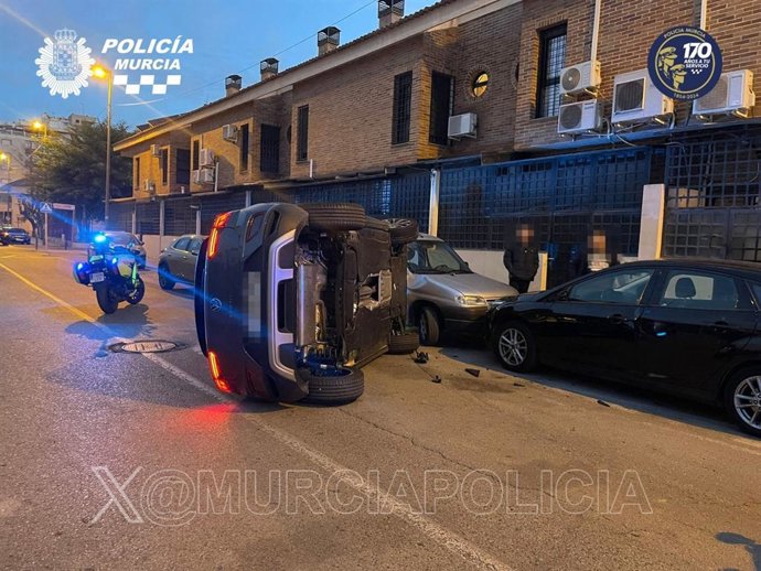 Un conductor vuelca tras colisionar con dos vehículos estacionados en Murcia
