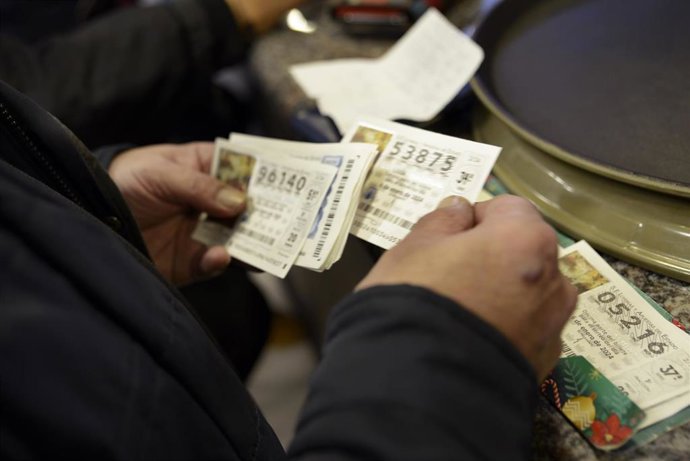 Agraciados con el Primer Premio del Sorteo Extraordinario de El Niño 2024 correspondiente al número 94974 celebra su suerte en el bar OFalangueiro, a 6 de enero de 2024, en Ourense, Galicia (España). El Sorteo de la Lotería del Niño se celebra en el Sa