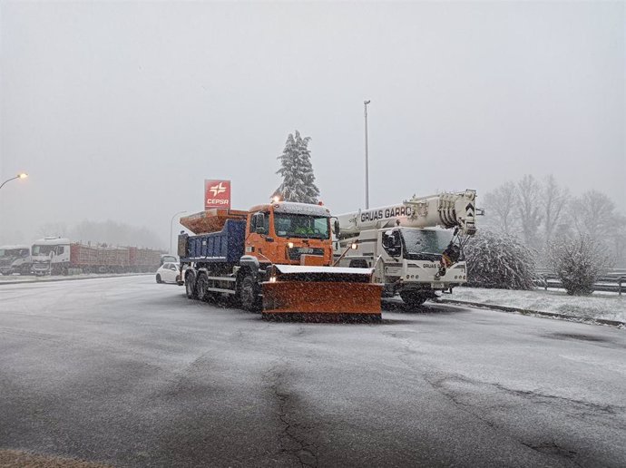 Archivo - Camiíon quitanieve estacionado en una estación de servicio de Murgia (Álava)