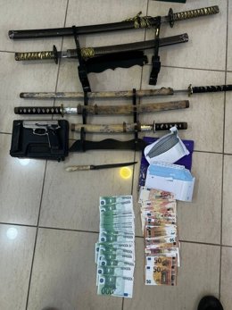 Catanas y dinero falsificado en la intervención de la Policía Local en Arrecife (Lanzarote)