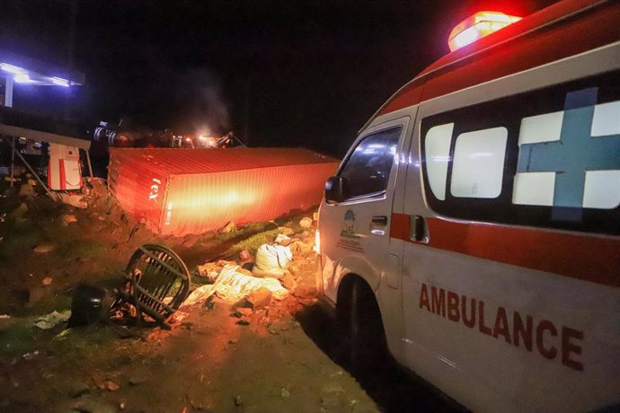 Archivo - Una ambulancia tras un accidente de tráfico en julio de 2023 en Kenia (archivo)