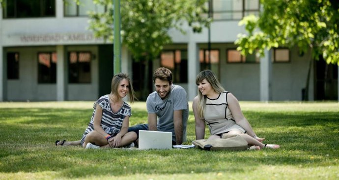 Alumnos universitarios.