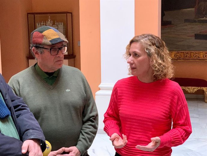 La portavoz de la confluencia Podemos-IU, Susana Hornillo, tras la reunión mantenida con el alcalde de Sevilla, José Luis Sanz.