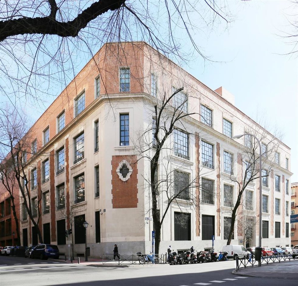 Archivo - Fachada del edificio situado en la calle Batalla del Salado número 5 (Madrid) que Telefónica ha vendido a la firma de inversión y promoción inmobiliaria Conren Tramway