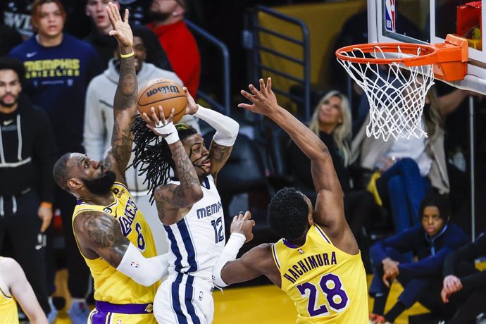 Archivo - 24 April 2023, US, Los Angeles: Memphis Grizzlies guard Ja Morant (C) goes to the basket under pressure from Los Angeles Lakers forwards LeBron James (L) and Rui Hachimura (R) during the American NBA basketball match between Los Angeles Lakers