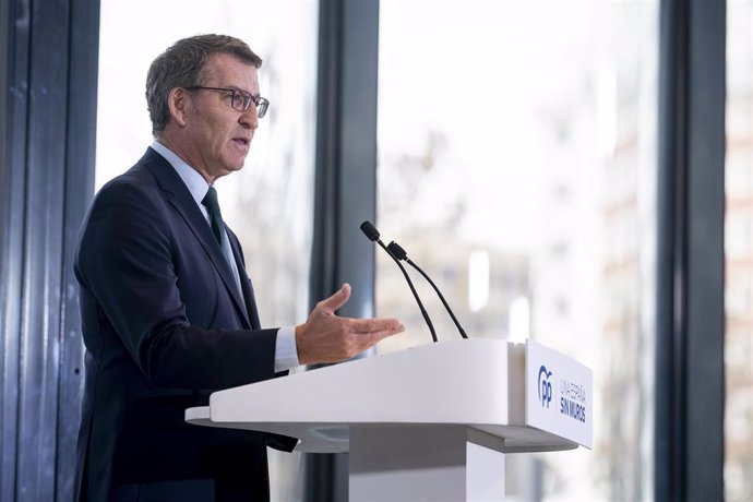 El presidente del Partido Popular, Alberto Núñez Feijóo, durante una rueda de prensa, en el Hotel VP, a 28 de diciembre de 2023, en Madrid (España).