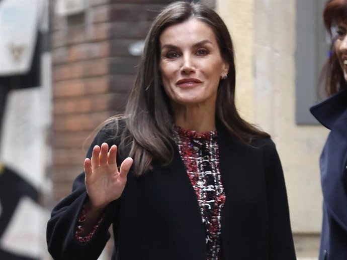 La Reina Letizia a su llegada a la visita a la sede central de la Asociación para la Prevención, Reinserción y Atención de la Mujer Prostituida (APRAMP)