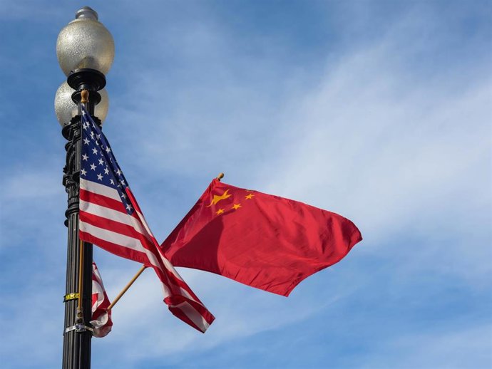Archivo - Banderas de Estados Unidos y China en una calle de Washington