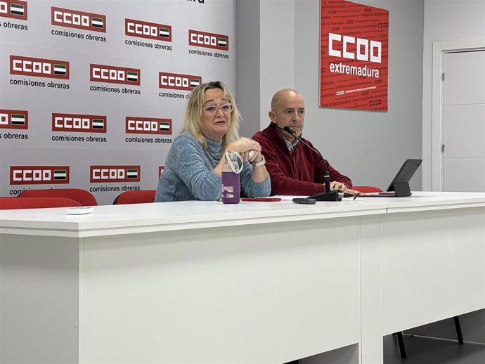La secretaria general de CCOO de Extremadura, Encarna Chacón, en rueda de prensa junto al secretario de Formación, Empleo y Acción Sindical, Francisco Jiménez